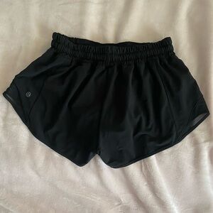 NWOT LULULEMON SIZE 6 2.5 INCH HOTTY HOT SHORTS